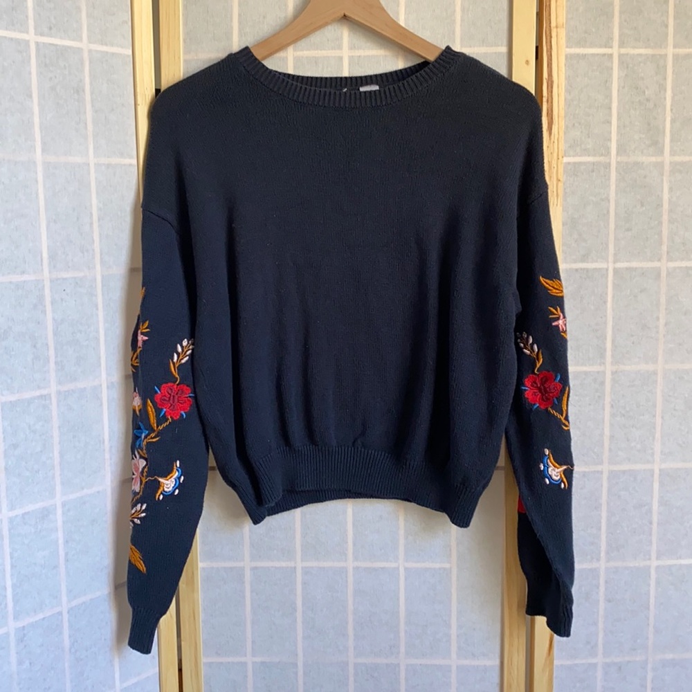 H&M Navy Floral Embroidered Crew Sweater Medium
